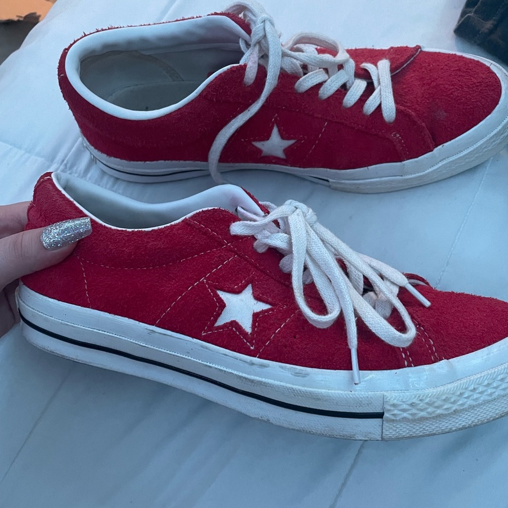 Red one star low top converse
